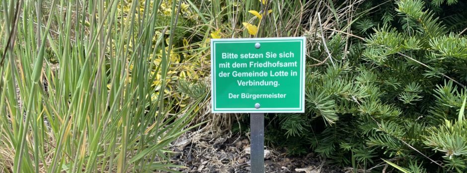 Hinweisschilder auf dem Alten Friedhof Wersen angebracht