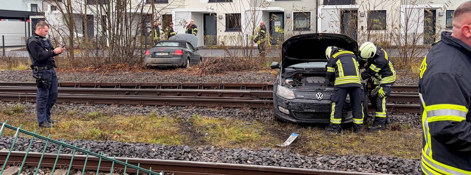 Medizinischer Notfall: Auto landet in Alzey auf Bahngleisen