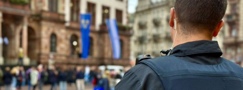 Vorfall bei Gedenkkundgebung für Israel in Wiesbaden: Teilnehmer bespuckt