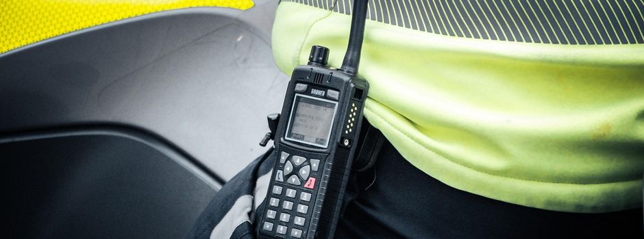 Fahrer flüchtet auf Karthause: Teurer Mercedes auf Supermarkt-Parkplatz beschädigt