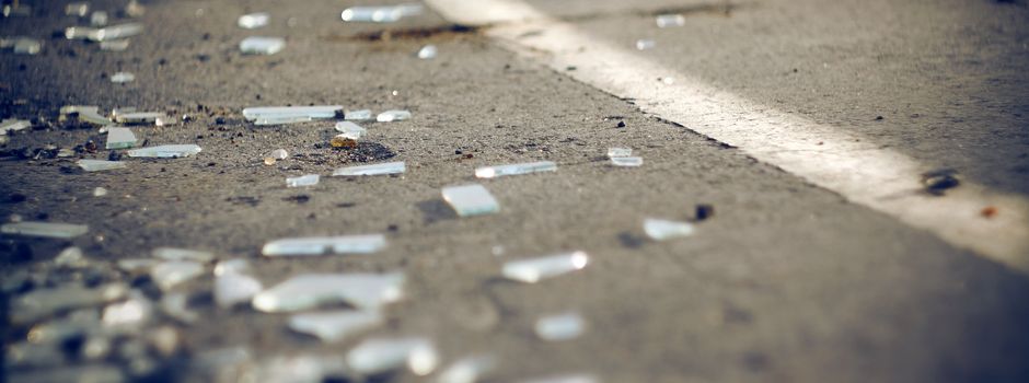 Jugendliche verunreinigen Fahrbahn