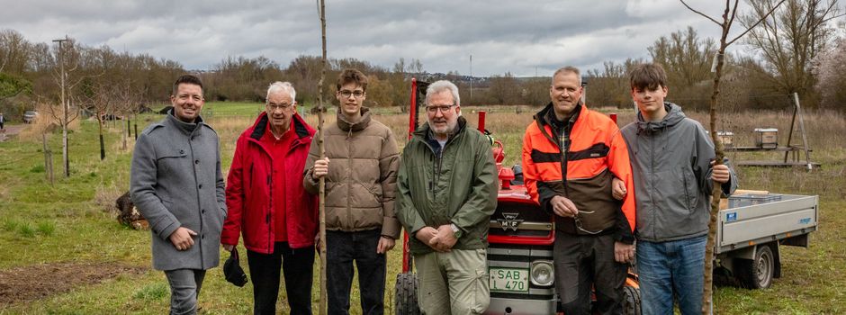 Vier neue Bäume für Nieder-Olms Streuobstwiese