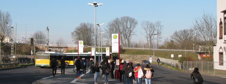 Nach Streit im Supermarkt: Mann schlägt Frau (64) am Bahnhof nieder