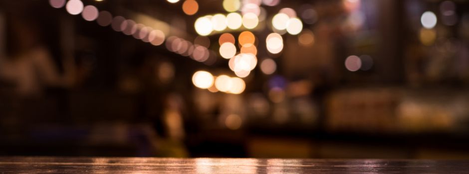 Wiesbadener randaliert in Kneipe und wirft mit Stuhl