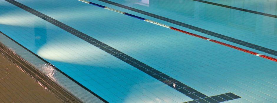 Randalierer im Hallenbad