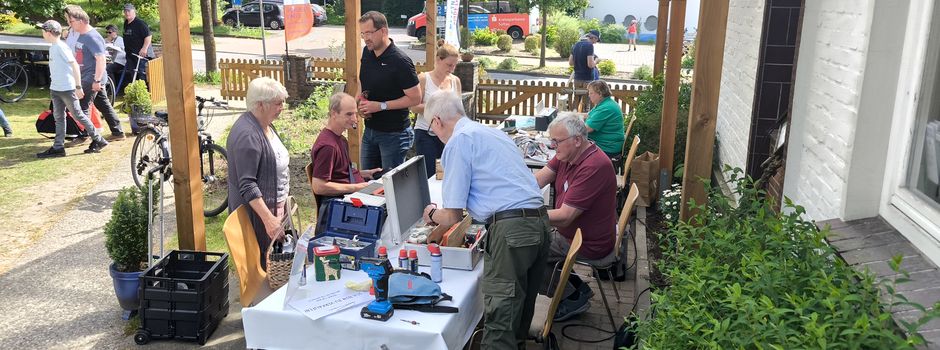 Repair-Café bei gutem Wetter draußen