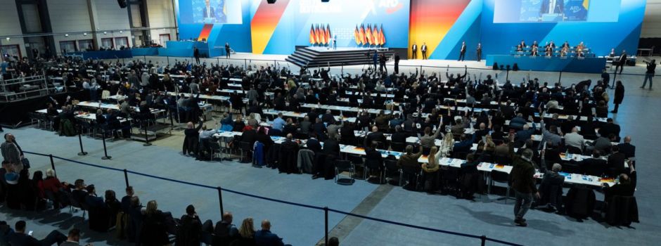 AfD will Wehrpflicht und keine Kopftücher in der Schule