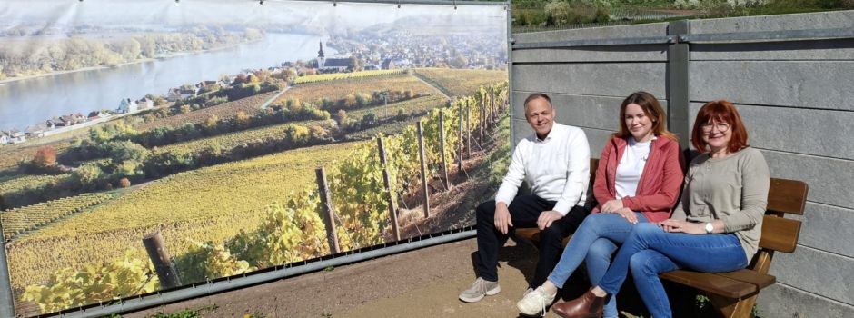 Dana Schembs stiftet Ruhebank auf dem kommunalen Friedhof
