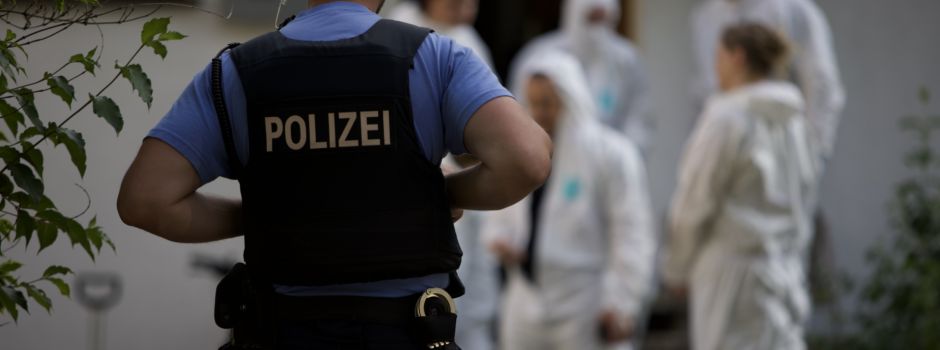 Mann ersticht Ehefrau – Kleinkind im Haus