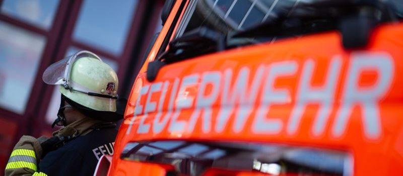 Frau bringt Dose mit radioaktivem Zeichen zur Feuerwehr