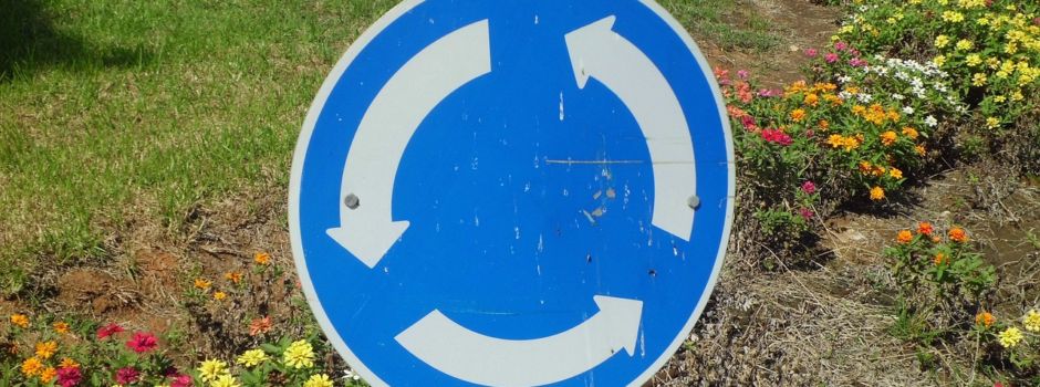 Auto brettert über Kreisverkehr in Monsheim bei Worms