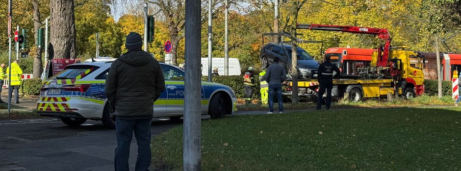Unfall in Mainzer Oberstadt: Auto landet quer auf Straßenbahn-Schienen