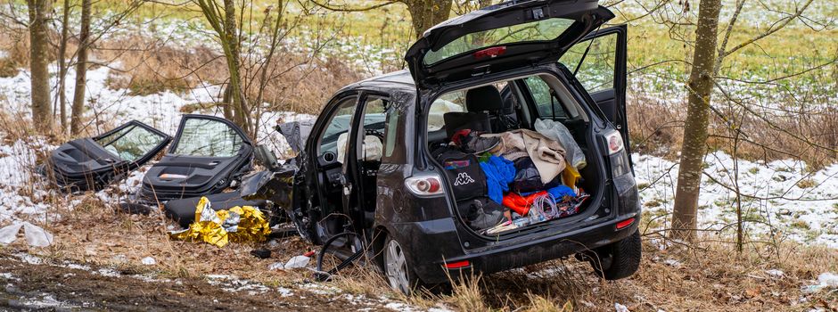Wiesbadenerin (75) bei schwerem Unfall in Auto eingeklemmt
