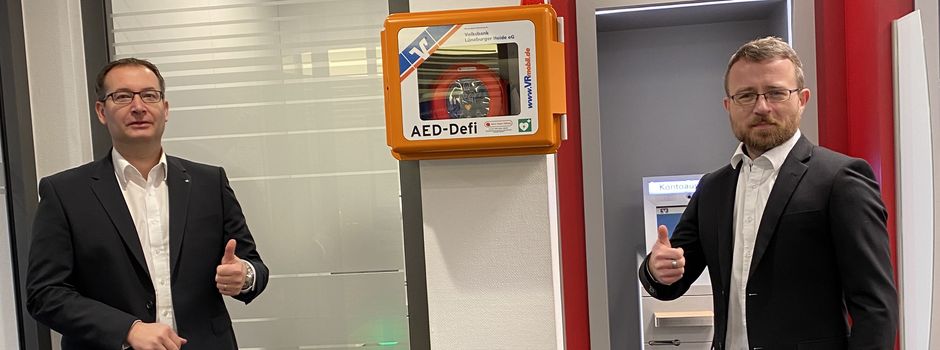„Defi“ im Hause: Volksbank-Filiale hat jetzt einen kleinen Lebensretter