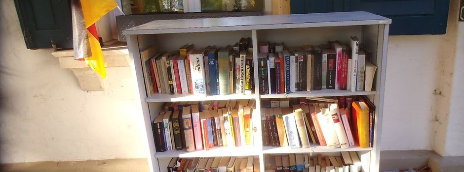 Bücherschrank im Park der Stadt Nierstein auch im Herbst/Winter offen