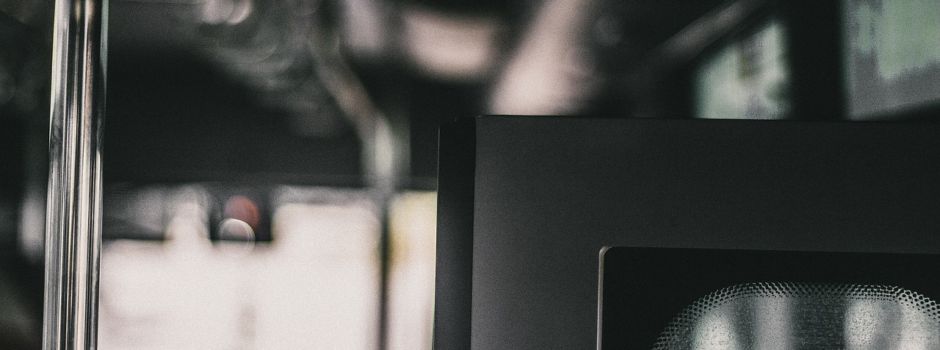 Mainzer Busfahrerin muss wegen Auto bremsen – drei Fahrgäste verletzt