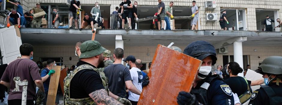 Raketenangriff auf Kiew: Totes Kind aus Trümmern geborgen