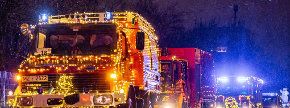 Weihnachtliche Feuerwehrautos ziehen durch Mainz-Kostheim