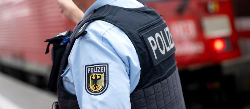 Nahe Koblenz: 23-Jähriger in Regionalbahn mit Messer attackiert und verletzt