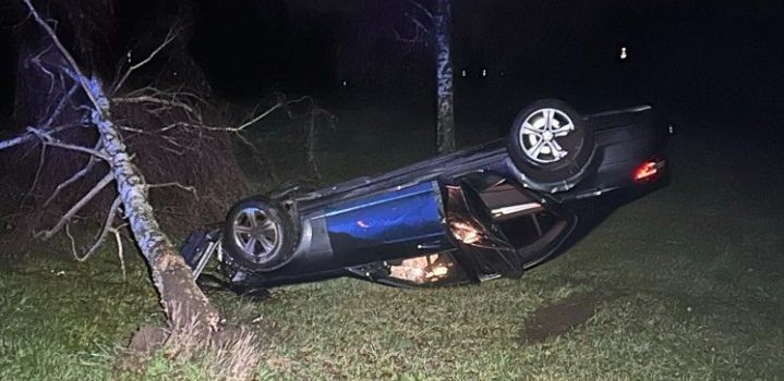 Auto kracht gegen Baum und überschlägt sich
