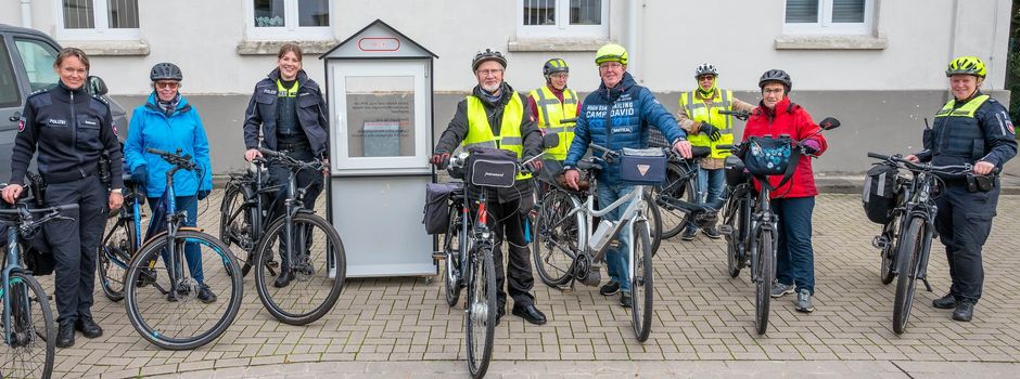 Senioren radeln und hebeln Fenster auf