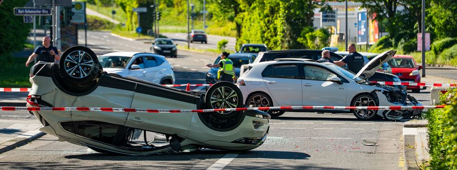 Schwerer Unfall in Wiesbaden: Auto überschlägt sich, drei Verletzte