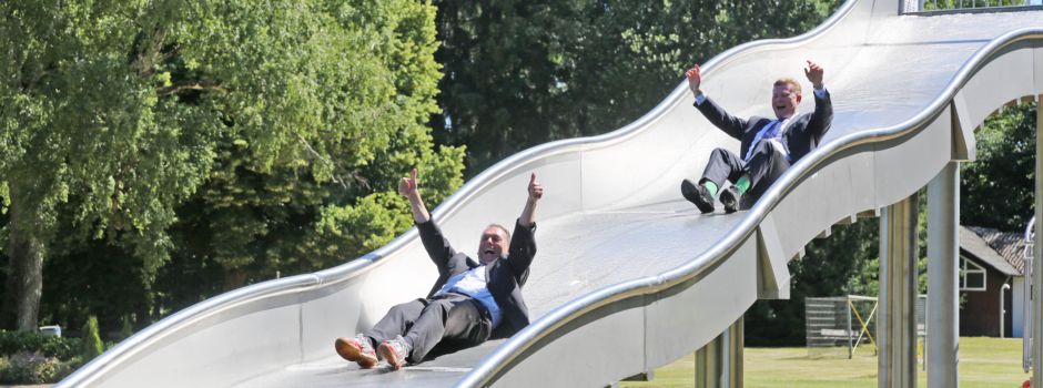 „Guten Rutsch“ gewünscht: In voller Montur ins Quellenbad-Nass