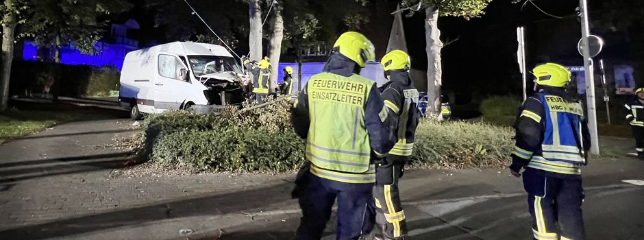 Herzebrock: Alkoholisiert mit Sprinter gegen Baum - Fahrer verletzt