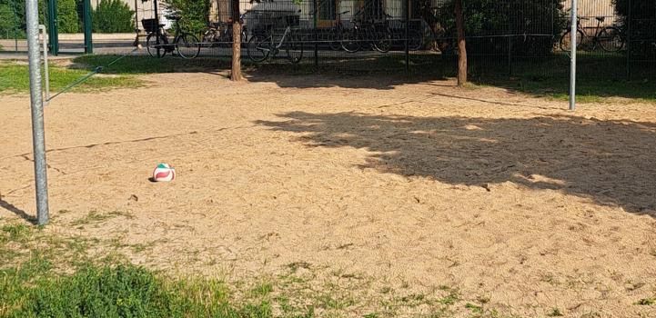 Volleyballnetz vor der Grundschule