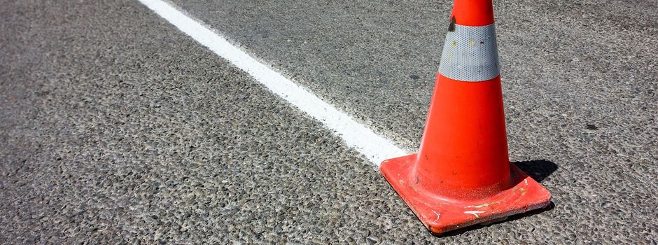 Fahrbahnmarkierungen?!