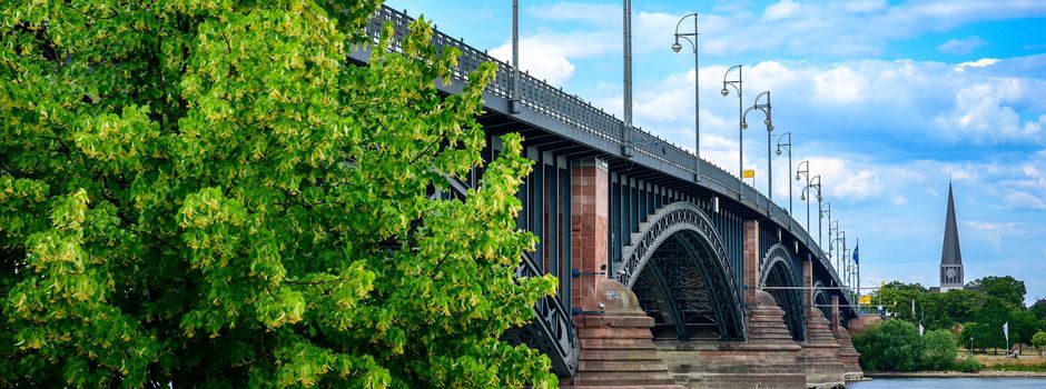Was es mit dem Riesen-Konvoi über die Theodor-Heuss-Brücke auf sich hatte