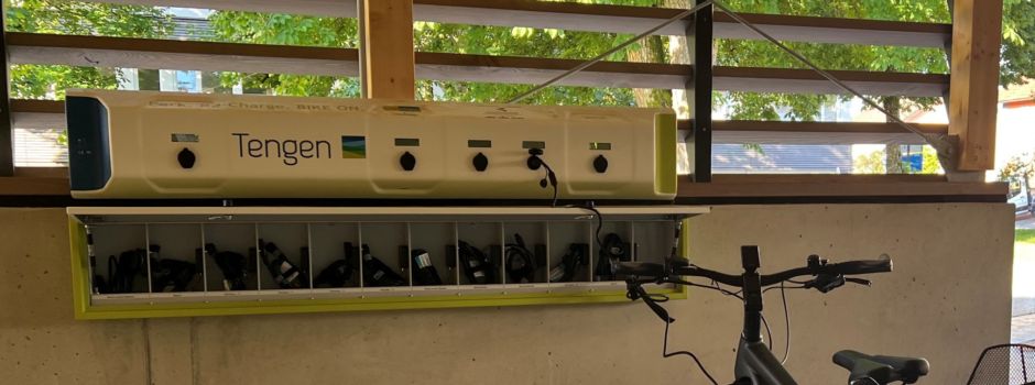 E-Bike-Ladestation und Fahrradreparatur-Station in Fahrradgarage beim Rathaus