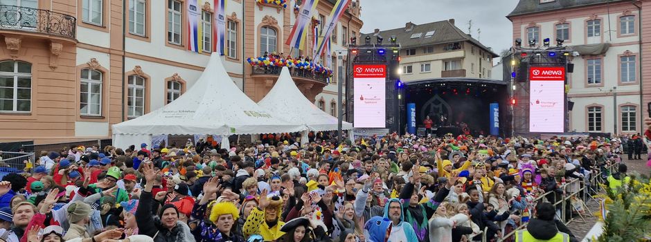Frauen in Toilette gefangen: Mainzer Feuerwehr muss anrücken
