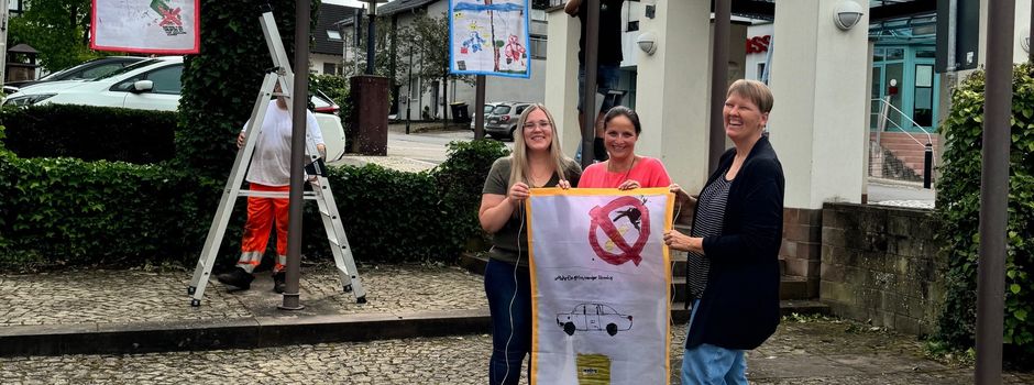 KlikKS Projekt - Kinderfahnen mit Ideen für mehr Klimaschutz wehen am Rathaus