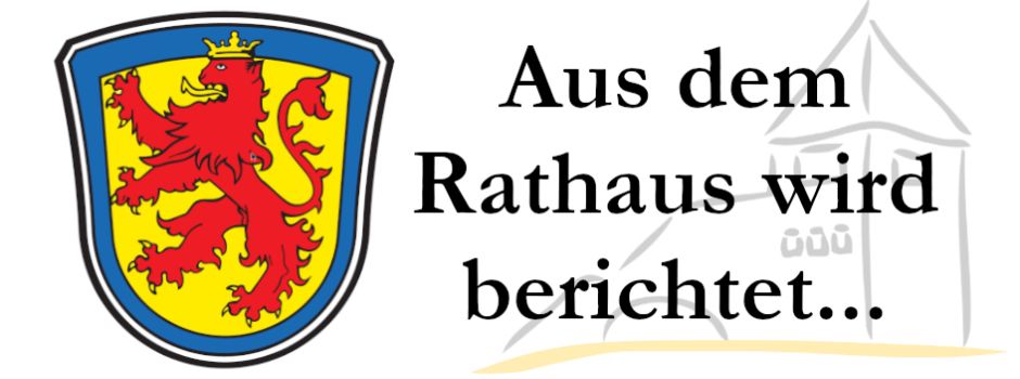 Rasenmäher und andere Arbeitsgeräte im Freien