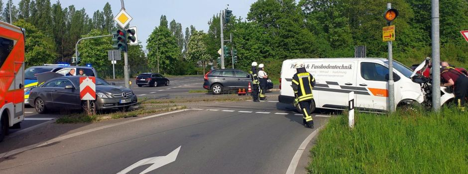 Niederkassel-Ort: Verkehrsunfall mit drei beteiligten Pkw und zwei leicht verletzten Personen