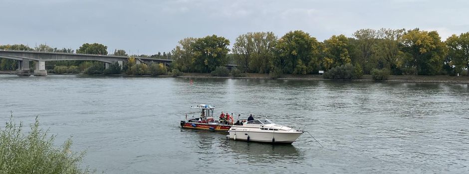 Notruf vom Rhein bei Worms: Feuerwehr muss havariertes Boot abschleppen