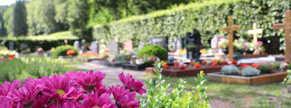 Noch standfest? Grabsteine auf Friedhöfen werden kontrolliert