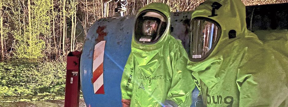 Feuerwehrleute in Chemiekalienschutzanzügen
