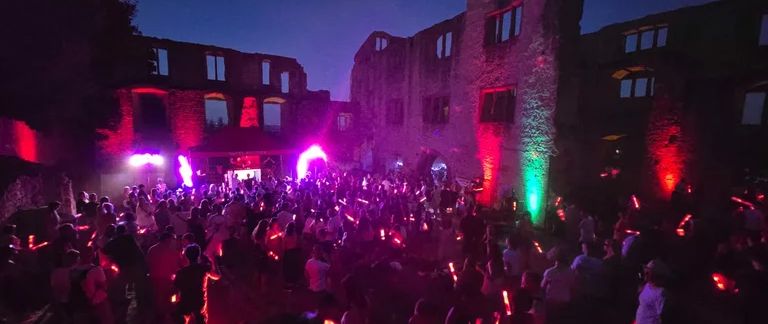 Einzigartiges Bass-Gewitter: „Rotes Rauschen“ lädt zum einzigen Ruinen-Open-Air des Jahres