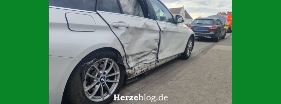 Zusammenstoß in Herzebrock: Verdacht auf eingeklemmte Person