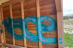 Neue Grillhütte von Schmierfinken verunstaltet