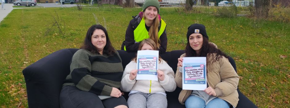 Sofa am Clarholzer Bahnhof soll Bedarf an mehr Plätzen für Clarholzer Jugendliche symbolisieren