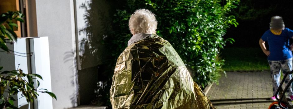 Feuer in Wiesbadener Wohnhaus: Mann und Feuerwehrmann verletzt