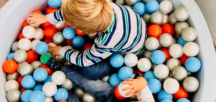 Kinderpool als buntes und hochwertiges Bällebad