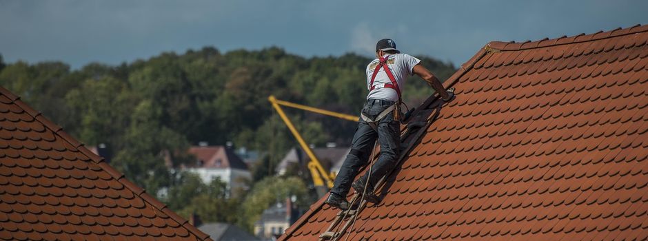 Wenn plötzlich Fremde auf dem Dach stehen: Polizei warnt vor Betrügern