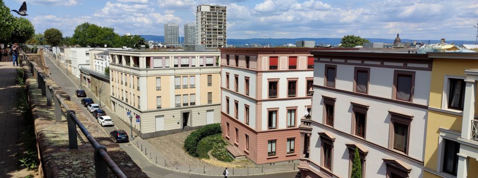 Plötzlich abgebogen: Autofahrer rammt Radfahrerin in Mainz