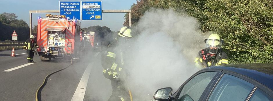 Auto auf A66 bei Wiesbaden in Flammen