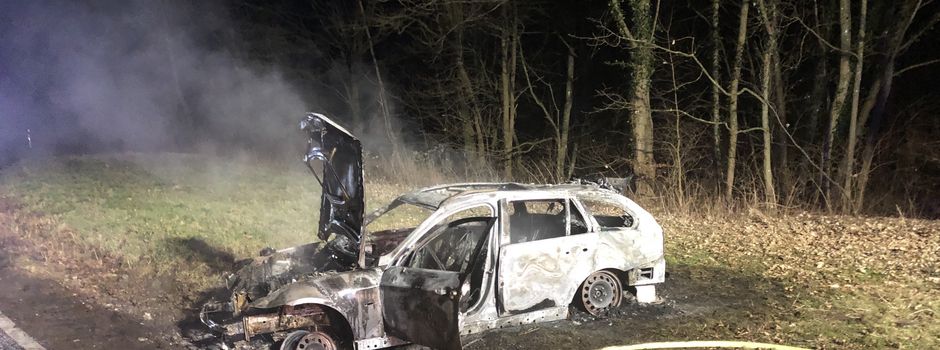 Auto fängt plötzlich Feuer – Fahrer kann sich retten