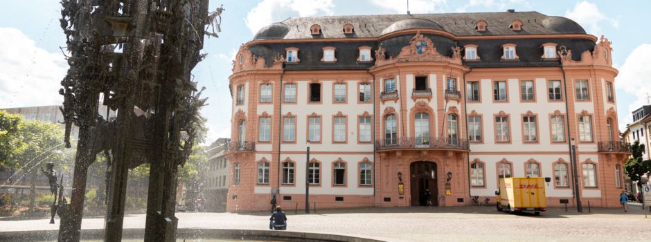 Frau in Mainzer Altstadt mit Koffer geschlagen und angespuckt